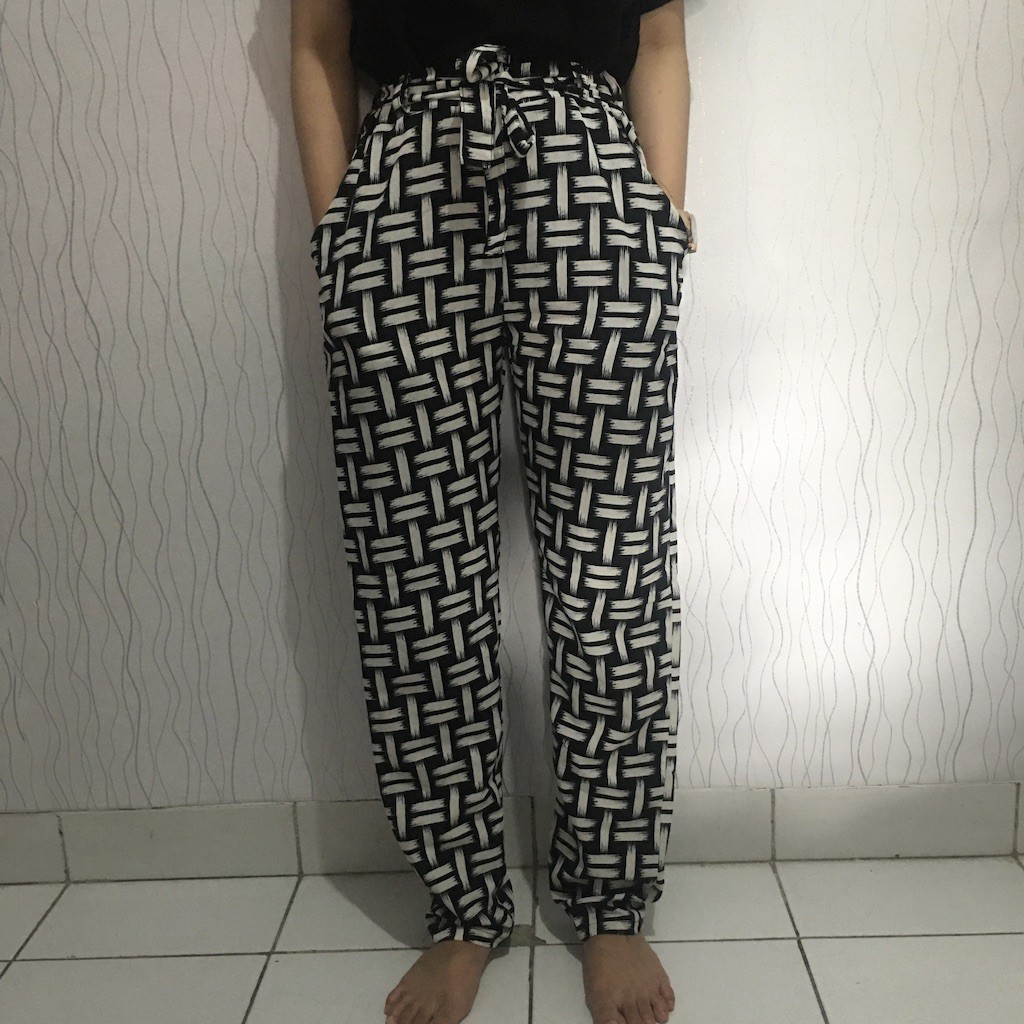 celana kain black and white hitam putih kotak kotak motif printed pita