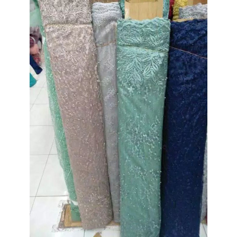 Tile Akar Mutiara dengan pinggiran renda bahan kebaya motif