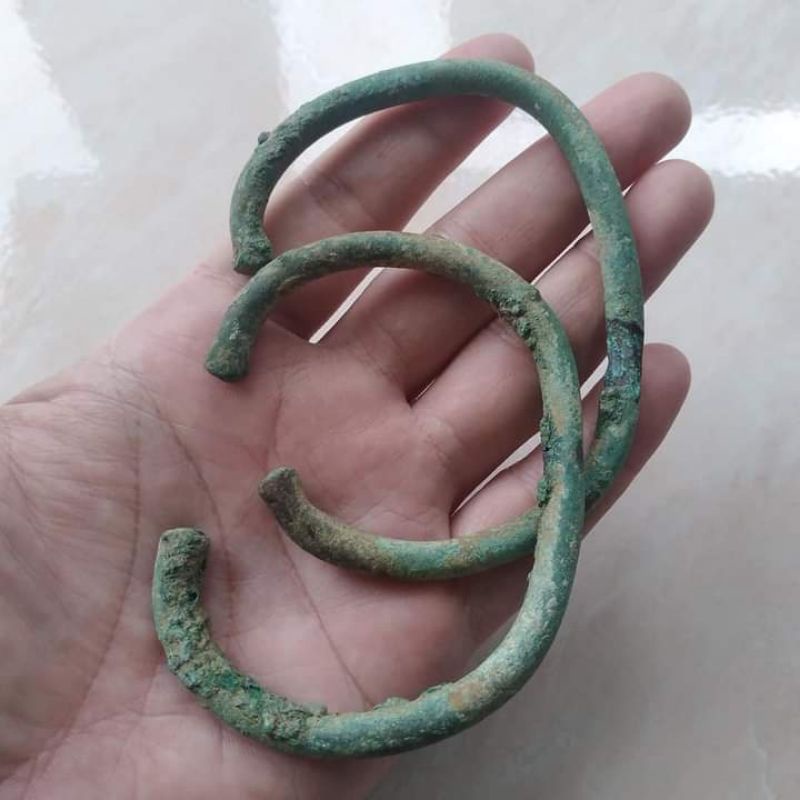 Sepasang Gelang Perunggu Kuno Temuan Galian Darat Jatim