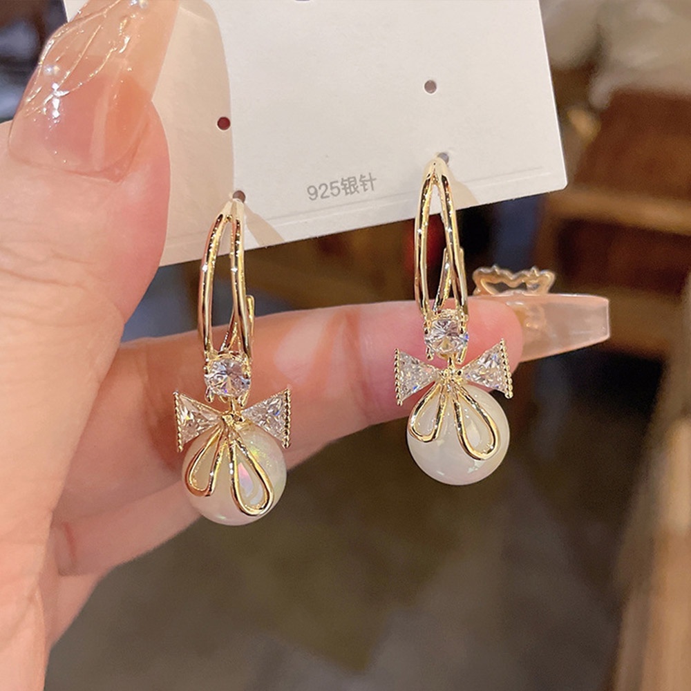 1 Pasang Anting Stud Liontin Mutiara Bentuk Pita Warna Emas Untuk Wanita