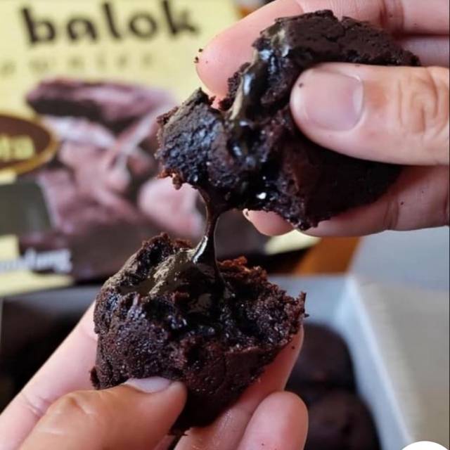 

Terlaris Kue Balok Brownies Mahkota ll Kue jajanan viral khas Bandung