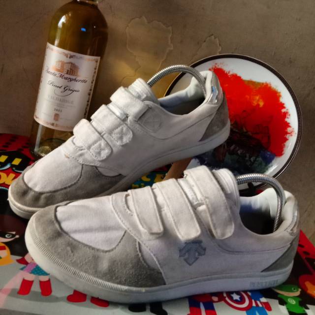 Sepatu sneakers/running Descente white suede festener , kondisi second original