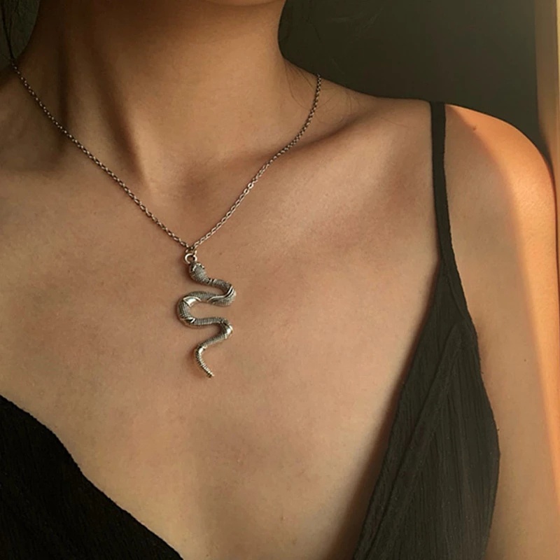 Kalung Rantai Dengan Liontin Ular Bahan Alloy Untuk Pria Dan Wanita