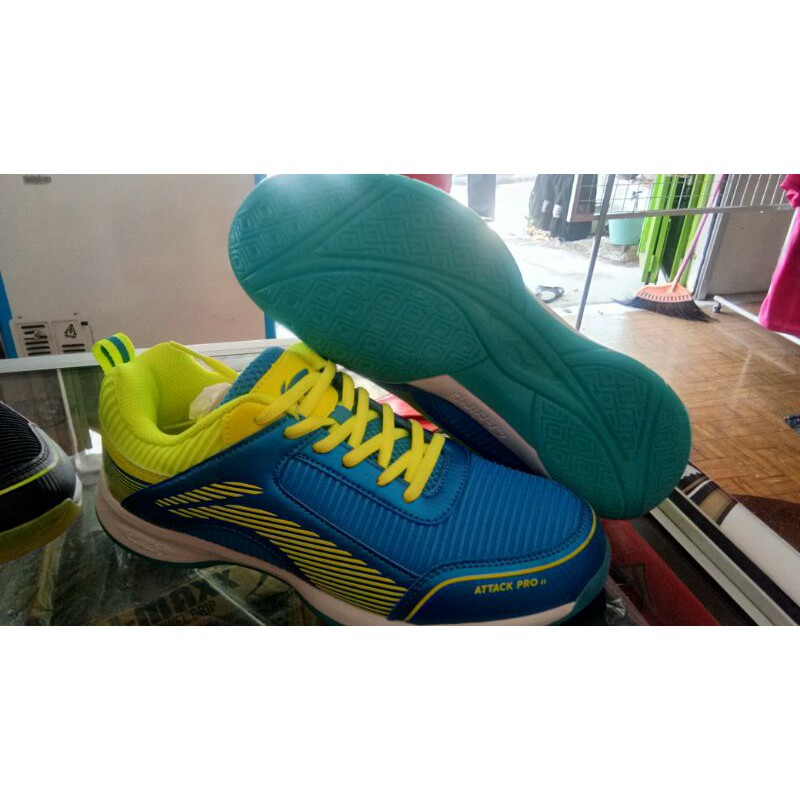 sepatu batminton