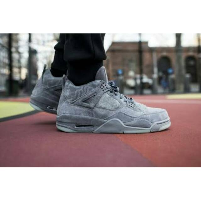 Sepatu Basket Jordan 4 Kaws Abu