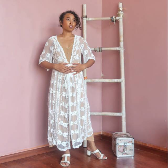 397 Harmony : NYONYA MANIS - Kimono Outerwear Putih Prewed Renda Lace Boho