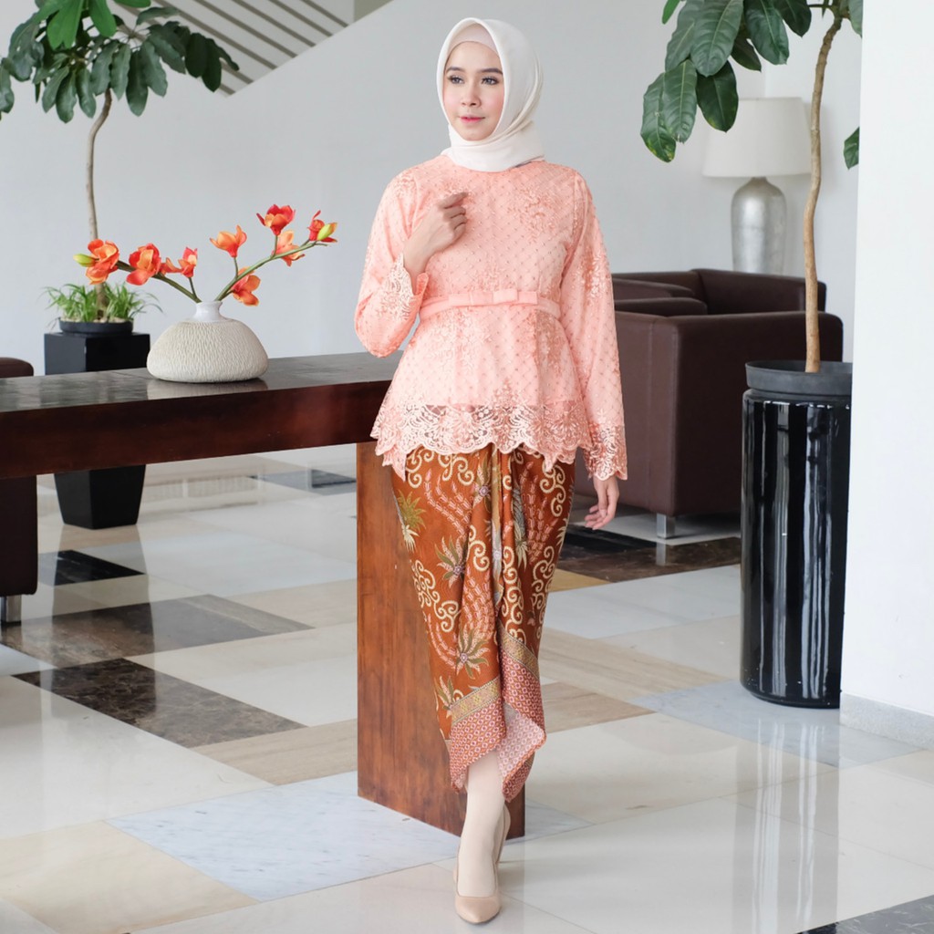 30 Ide Kebaya  Wisuda Modern Warna Peach  Nikies Diary