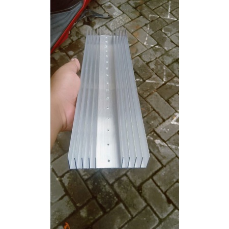 heatsing pendingin untuk transistor final panjang 40 cm 5 sirip sudah ada lubang