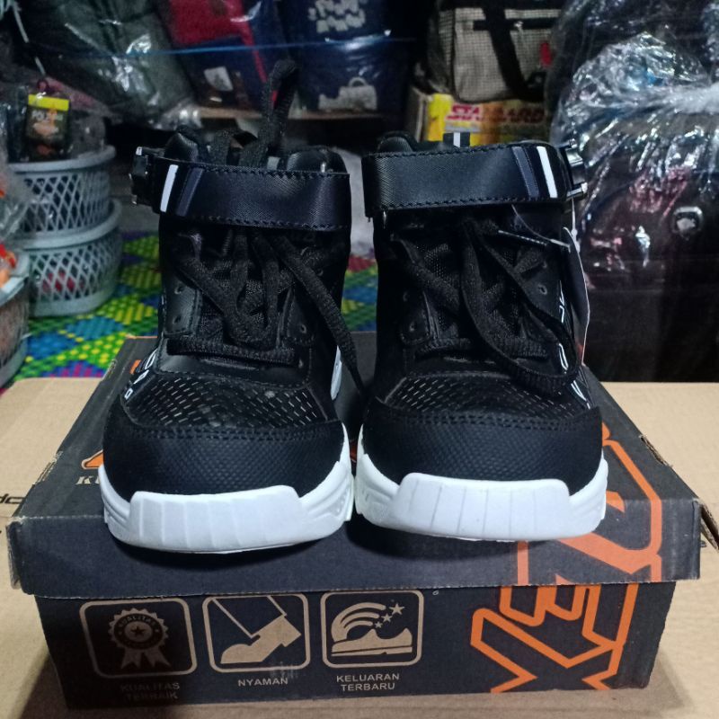 SEPATU SEKOLAH ANAK LAKI LAKI/SEPATU MAGNET/SEPATU HITAM PUTIH MERK COMEX/SEPATU ANAK SD