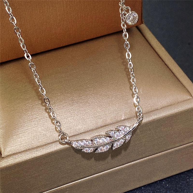 Kalung Bentuk Daun Aksen Kristal Warna Silver Untuk Wanita