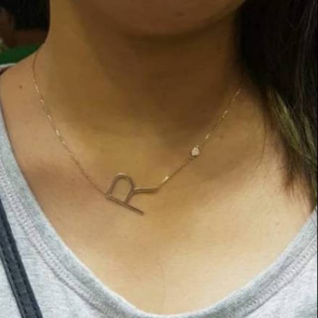 Kalung huruf Caren Delano - huruf R - 75% rosegold