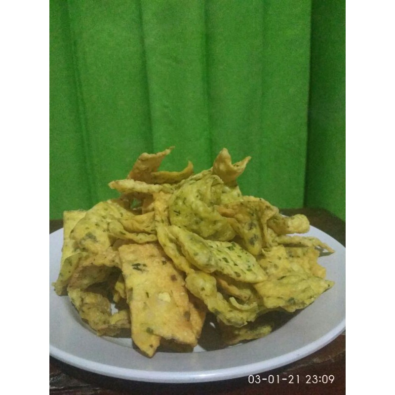 

snack/krupuk/kripik pangsit rasa bawang