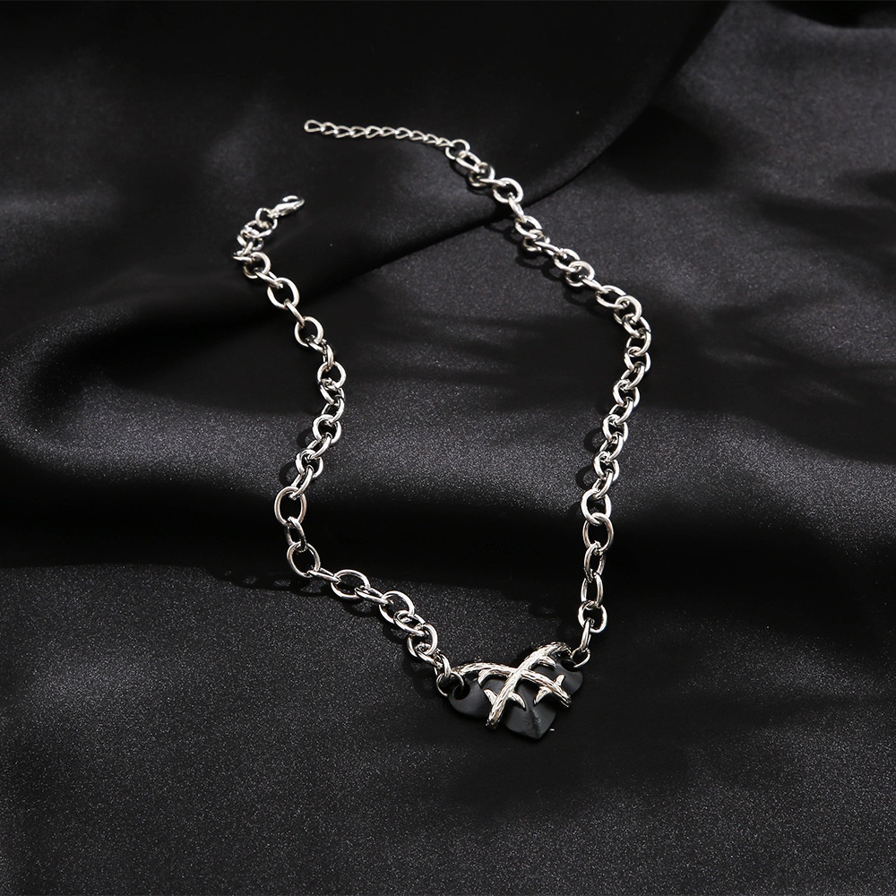 Kalung Rantai Choker Liontin Hati Hitam Besar Bahan Logam Warna Perak Gaya Vintage Untuk Wanita