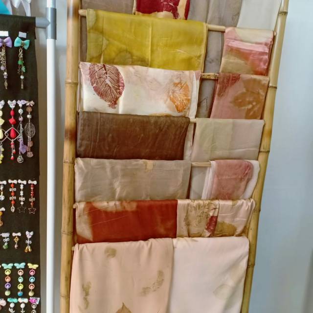 Kain ecoprint bahan katun dan sutra
