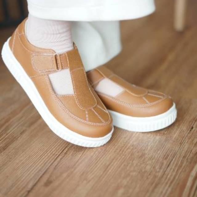 Faye Camel Sneakers / Sepatu Wanita / Slip on / Sepatu Sneakers