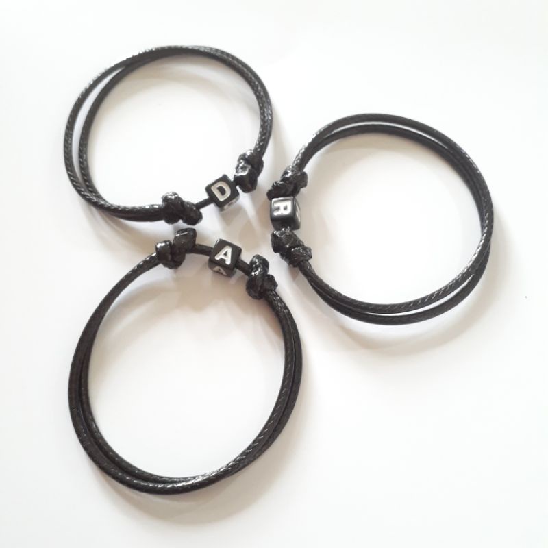 10.10 GELANG HURUF TALI KULIT KOREA | GELANG NAMA PREMIUM | GELANG INISIAL HURUF A - L KOTAK HITAM TALI KULIT KOREA 2MM TERMURAH BANDUNG | RESELLER, ECER, GROSIR | READY STOCK | MIN.ORDER 10PCS FREE AKSESORIS ini