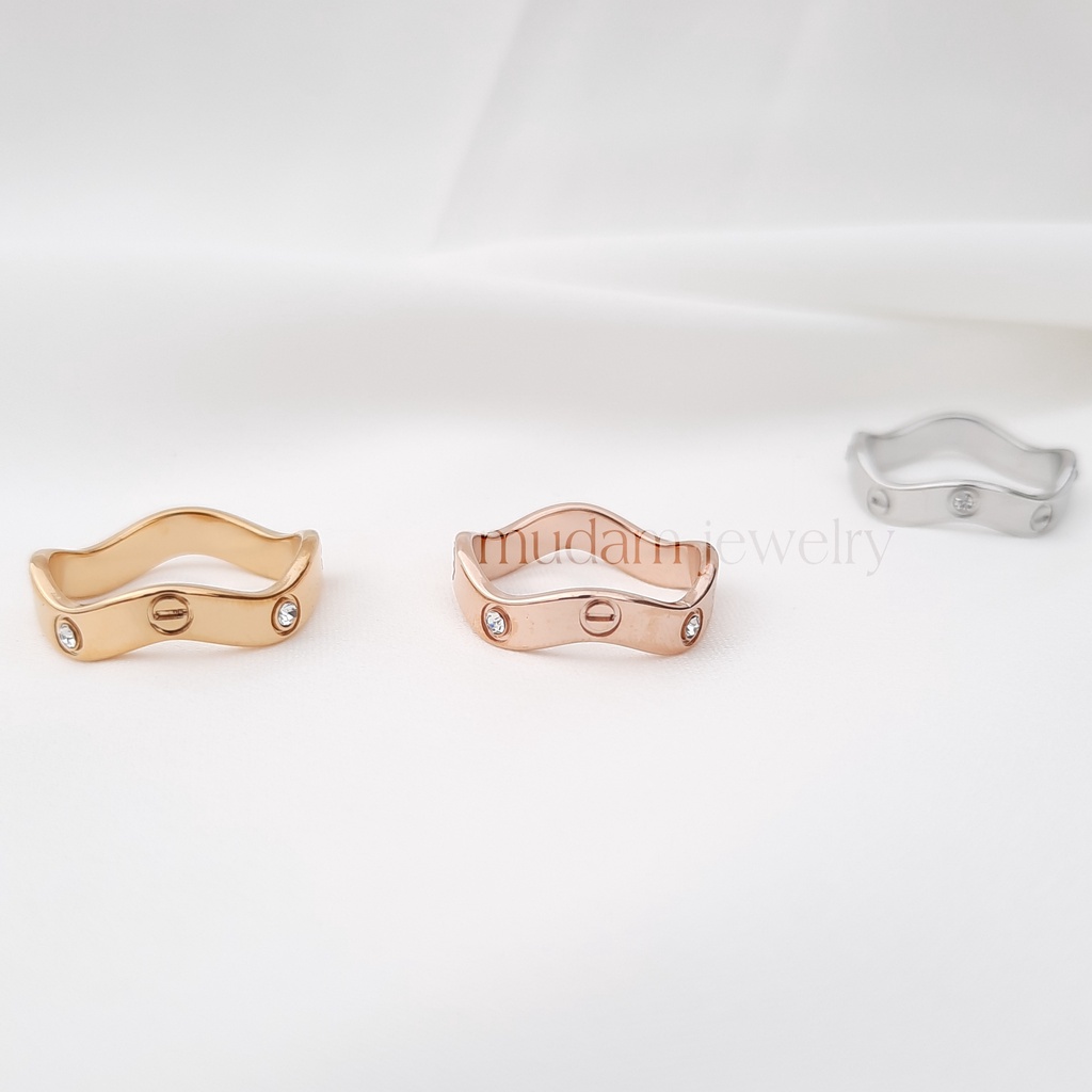 Cincin Titanium Model Gelombang Dengan Diamonds Artifisial Tersedia Warna Rose Gold, Gold dan Silver