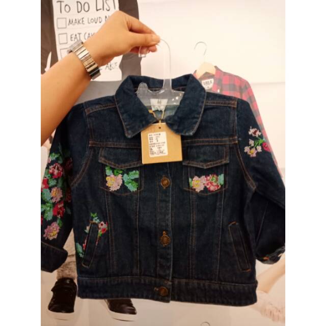 Jaket jeans bermotif bunga