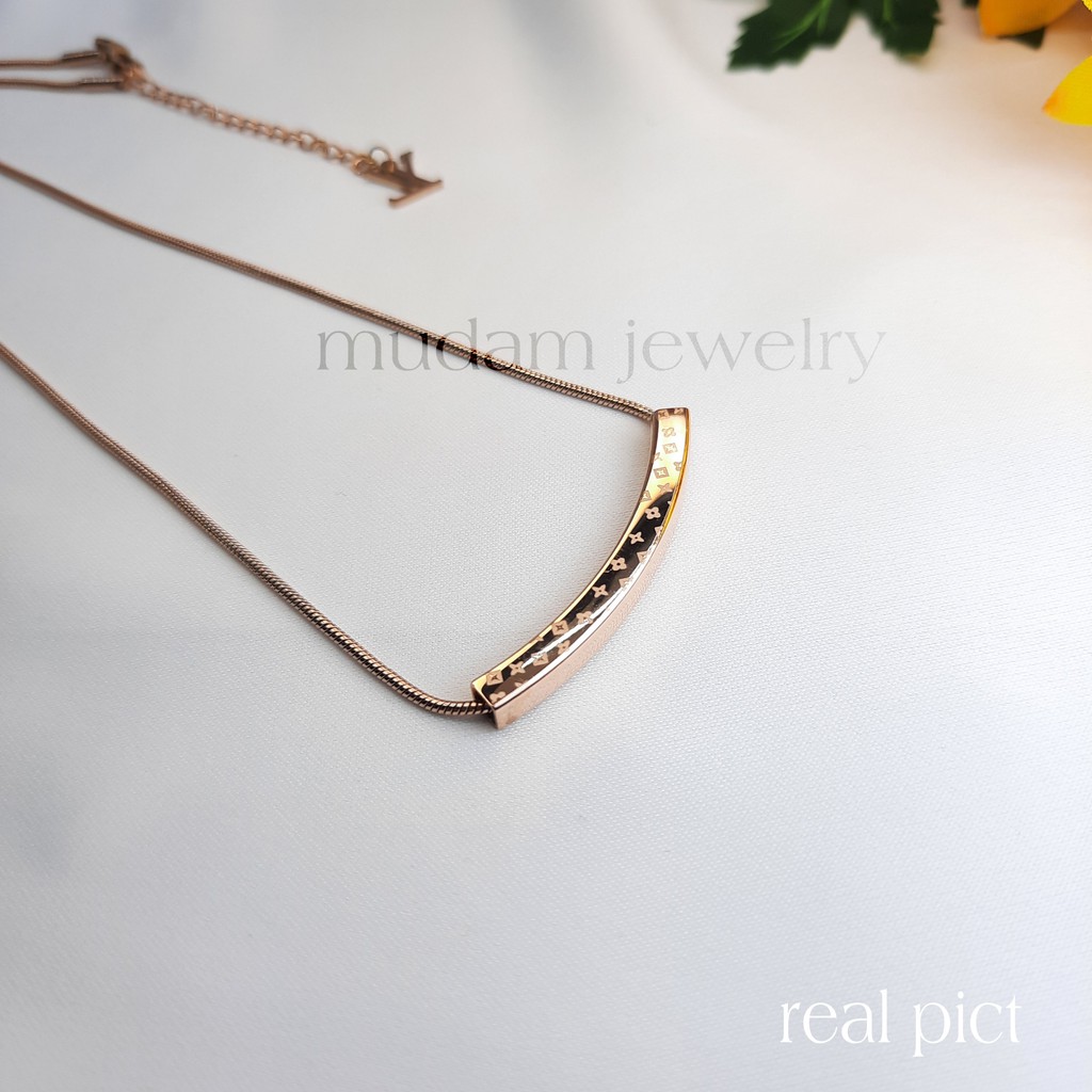 Kalung Titanium Smile L* dan Chnl Model Simple dan Elegan Tersedia Warna Rose Gold dan gold