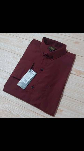 Kemeja polos lengan pendek merah maroon