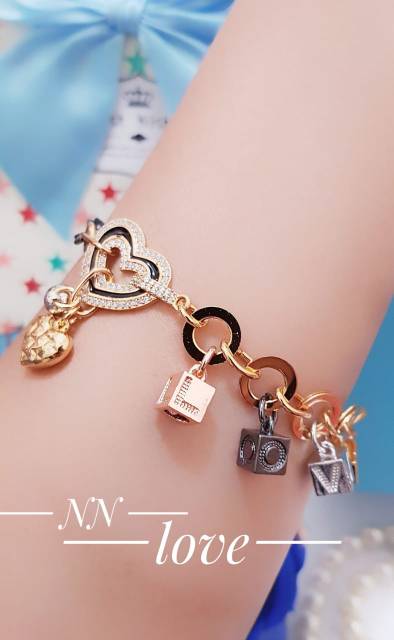 Gelang tangan dadu love