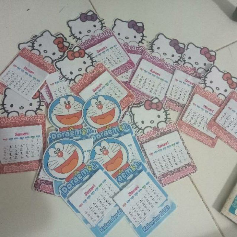 

kalender mini magnet hello Kitty dan doraemon