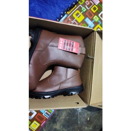 sepatu safety chetah + helm proyek putih