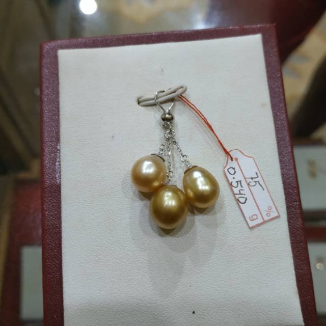 Liontin emas dengan mutiara air laut