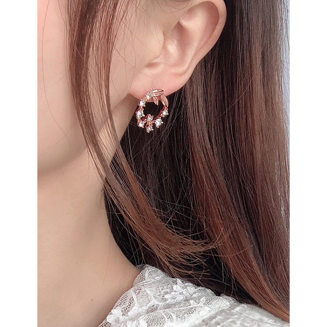 LRC Anting tusuk Fashion Rose Gold Pierced Rose Earrings With Crystals And Diamonds D76796