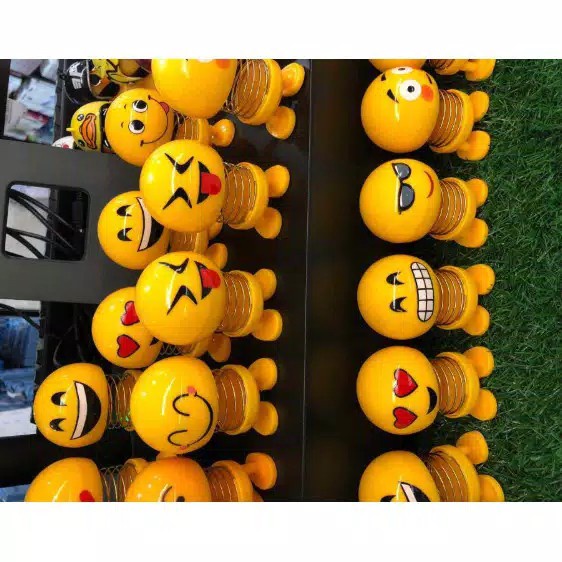 Boneka Perr Goyang LED Kepala Emoticon Emoji Spring Shaking Head Doll Toys