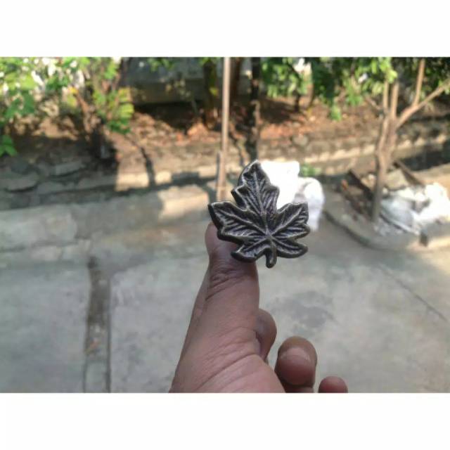 Knop / Tarikan Laci Lemari Jendela Pintu Rumah Kuningan Antik Motif Daun 4.5cm