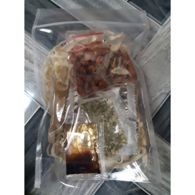 

KWETIAU TERI KACANG / RAMEN RUMAHAN / TERMURAH