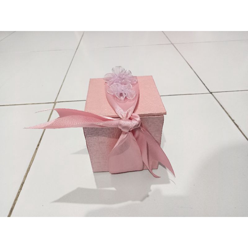 

kotak kado 8x8x8 cm pink