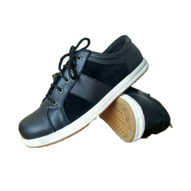 Sepatu sneakers kulit sapi asli B1