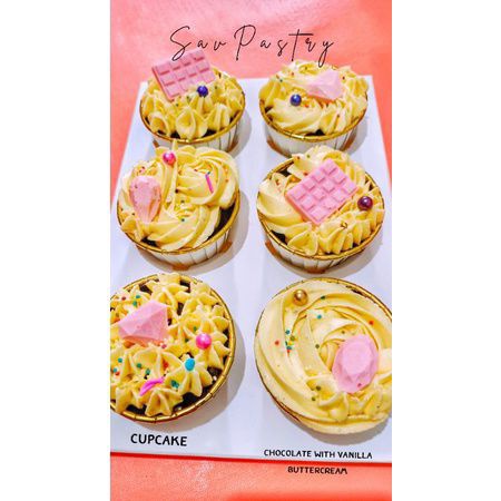 

6 Cupcake per box / Harga di atas harga per pcs Cupcake Cupcake coklat cokelat vanila vanilla buttercream frosting flowers toppings