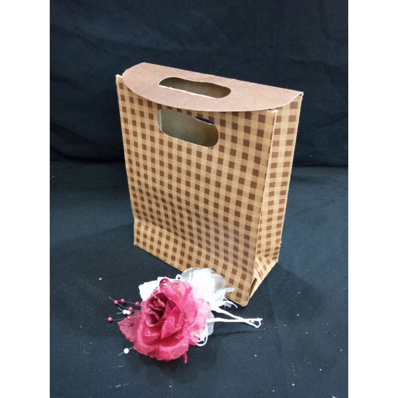 

Paperbag pond tutup motif kotak.tas kertas