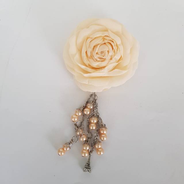 bros bunga mawar juntai mutiara warna krem