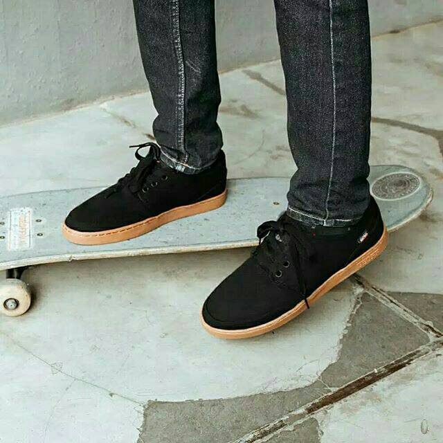 Sepatu Geoff Max warna hitam