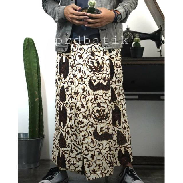 Sarung Batik Gus Azmi Santri Gloyor Tubanan Putri Lukis Halus Motif Wahyu Tumurun SarungBatik Tulis