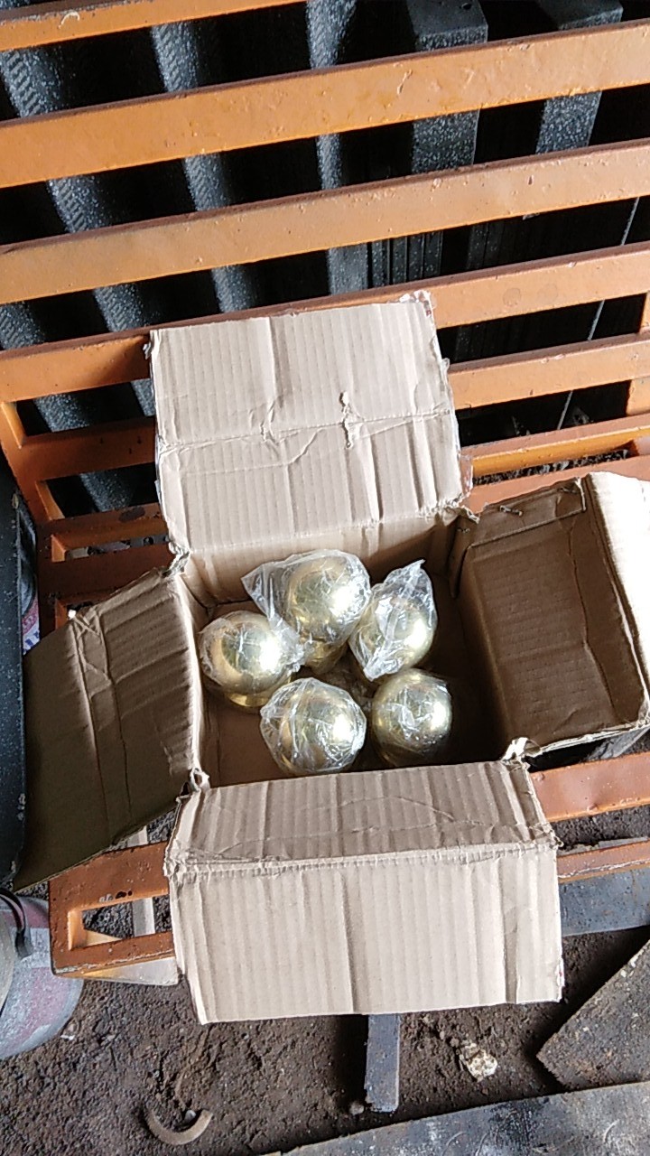 Ornamen Mahkota Kuningan Bola Sedang Untuk Pipa 2 Inch