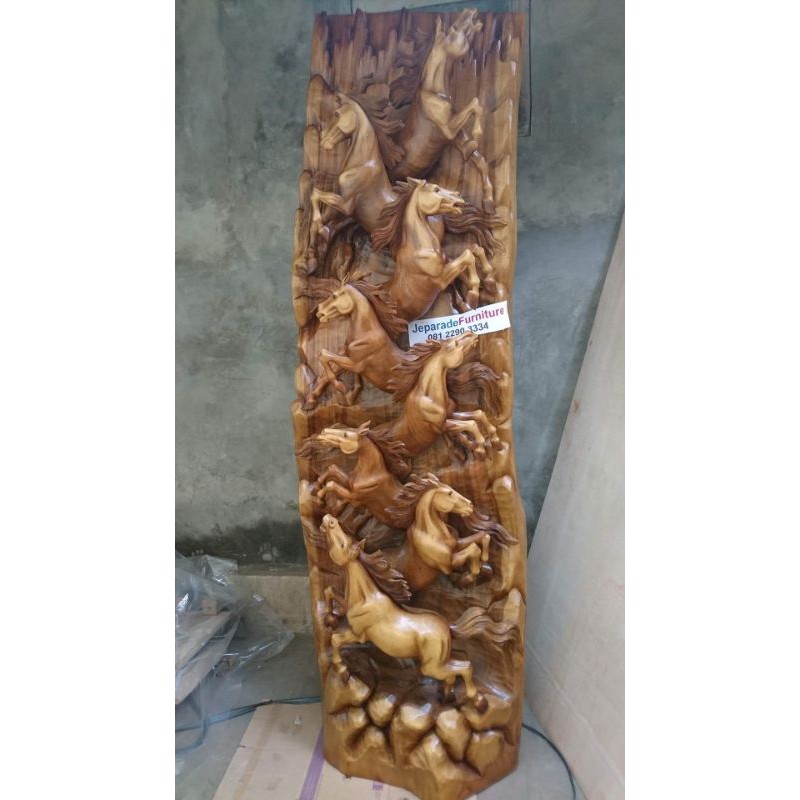 Relief pahat kuda kayu suar.