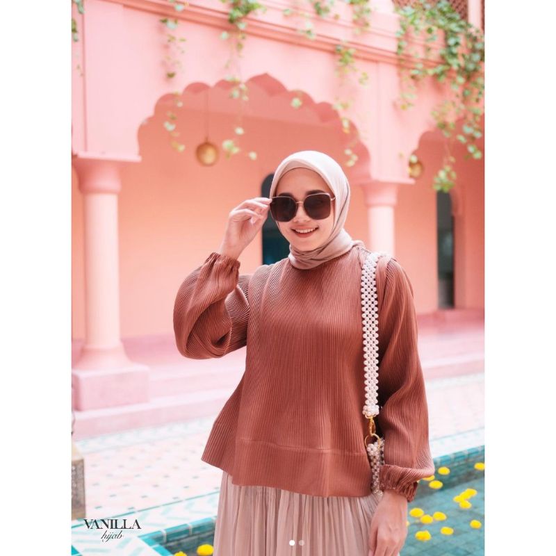 pleats blouse by Vanilla Hijab