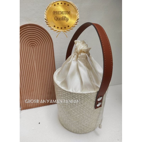 

iDk90 Ready Tas Pandan Parcel EMBER POLOS GAGANG SATU VINYL Tas Hampers Anyaman Pandan Keranjang