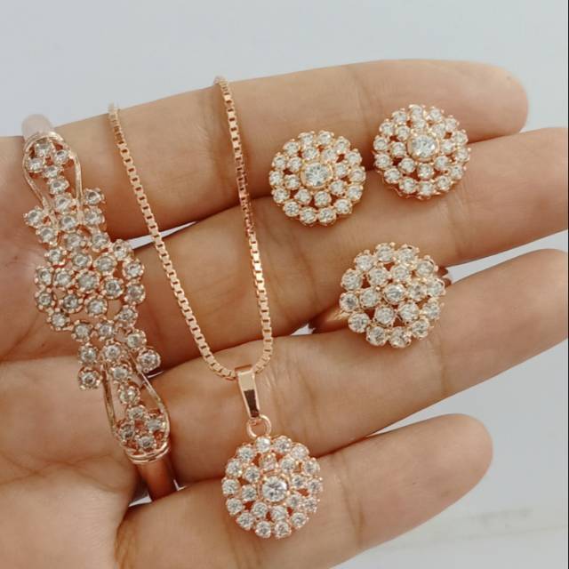 Set replika berlian medan