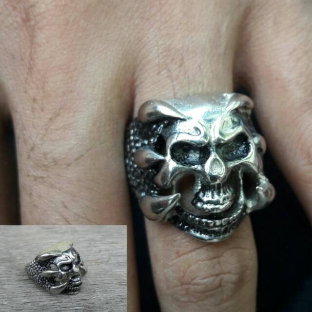 Skull ring bersisik keren