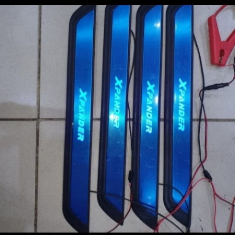 Sillplate samping mobil xpander stainles hitam led biru dengan lampu