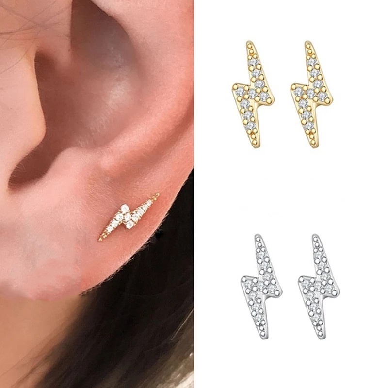 1 Pasang Anting Stud Kristal Desain Petir Gaya Gothic Untuk Wanita