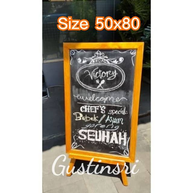 

PAPAN TULIS KAPUR + STANDING TRIPOT PAPAN MENU CAFE PAPAN BOARD KAKI KAYU PENYANGGA DEKORASI PESTA
