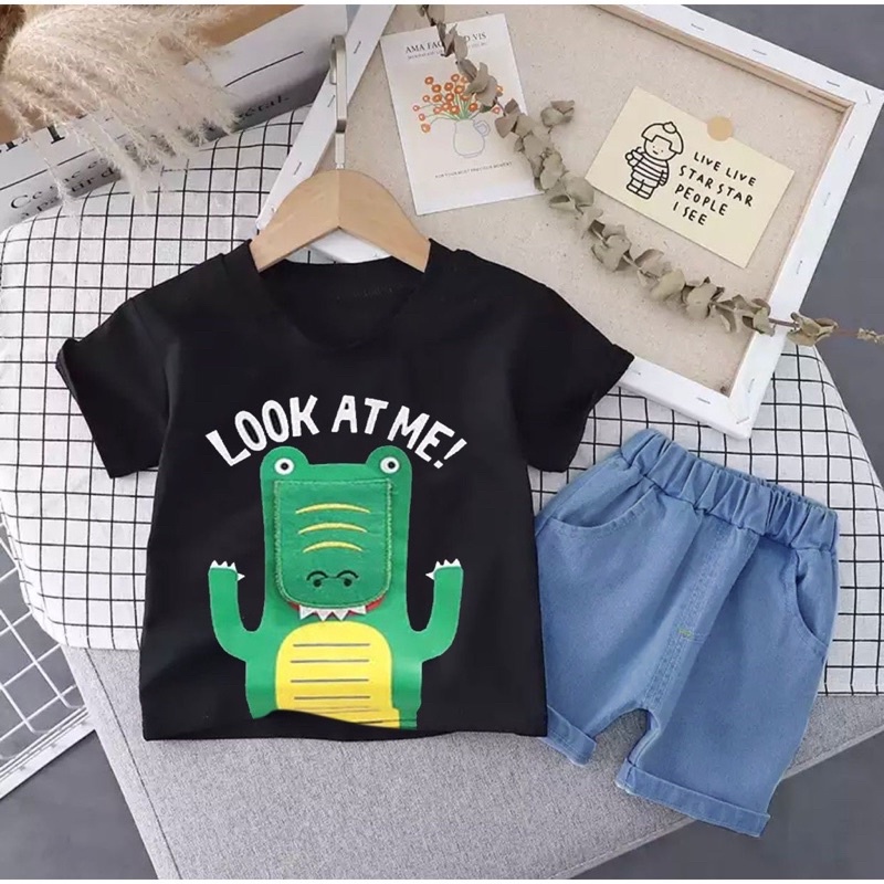 SETELAN BAJU CELANA JEANS BAYI ANAK MOTIF BUAYA LOOK AT ME! USIA 6 BULAN-5 TAHUN BAHAN KATUN PREMIUM LEMBUT TERBARU TERMURAH/ SETELAN BAJU CELANA JEANS BAYI ANAK LAKI-LAKI/ SETELAN BAJU CELANA JEANS BAYI ANAK PEREMOUAN/ SETELAN BAJU CELANA DENIM ANAK COWO