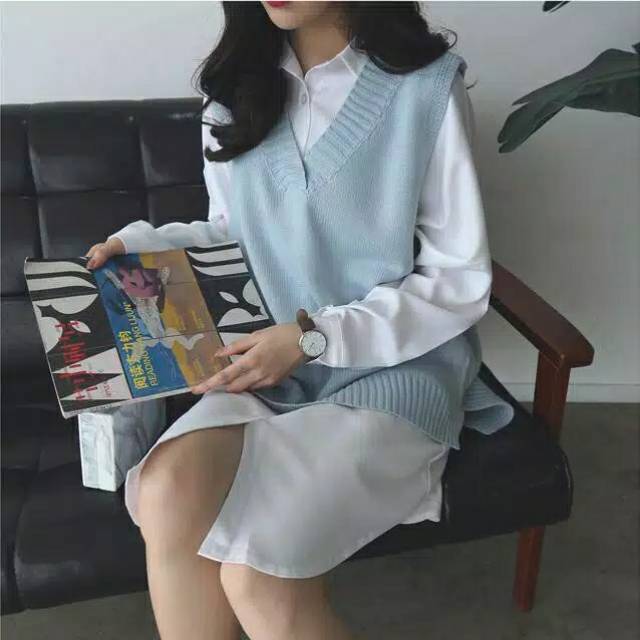 Sweater model v-neck tanpa lengan